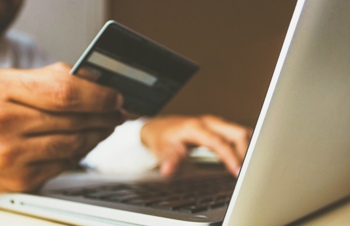 Mand optager online lån på sin computer.
