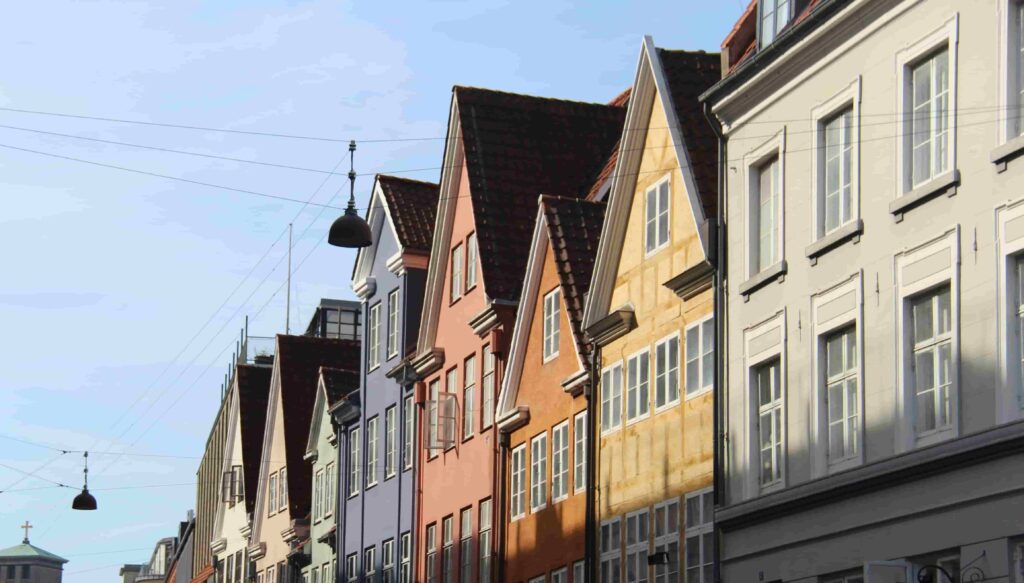 En række af farverige huse i København.