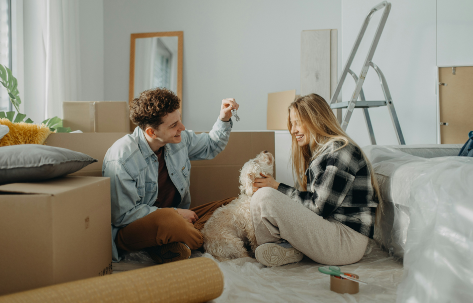 Et ungt par og deres hund er flyttet i nyt hus og er ved at renovere det